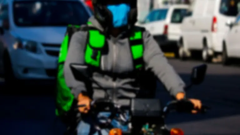 Fotograf&iacute;a referencial de una persona que trabaja en mototaxi./ BioBioChile