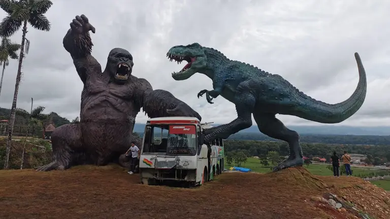 El gorila y dinosaurio gigantes montados en Din Kong Resort Park de Shinahota, Cochabamba. / MARIELA COSS&Iacute;O