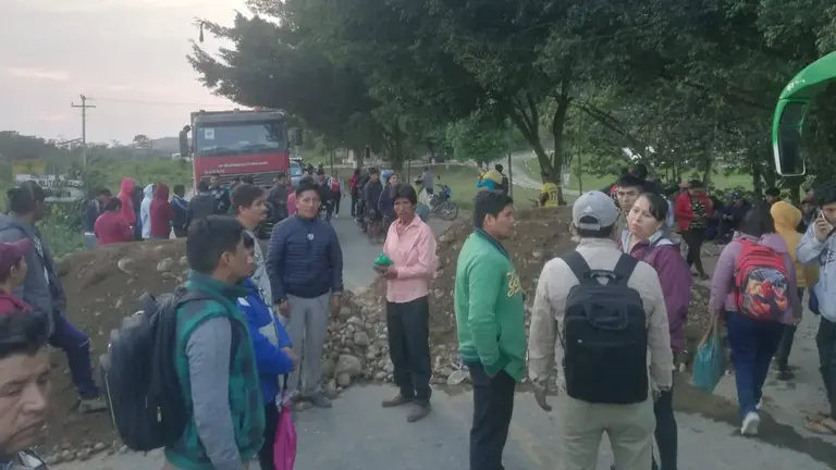 Pobladores, bloqueando en Chimor&eacute;. ADRI&Aacute;N PADILLA