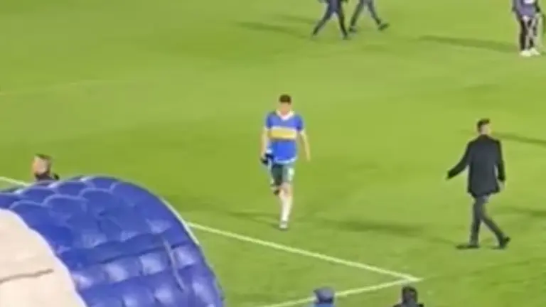 Lampe saliendo de la bombonera con la polera de Boca puesta