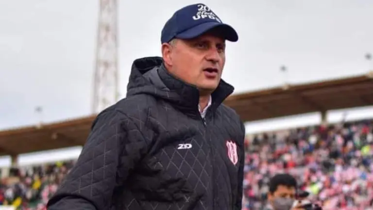 Marcelo Robledo dirigiendo a Independiente de Sucre.