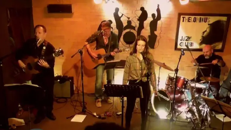 El elenco franc&eacute;s boliviano L'Ensemble - Chanson Francaise, en escena.   CAPTRUA DE PANTALLA