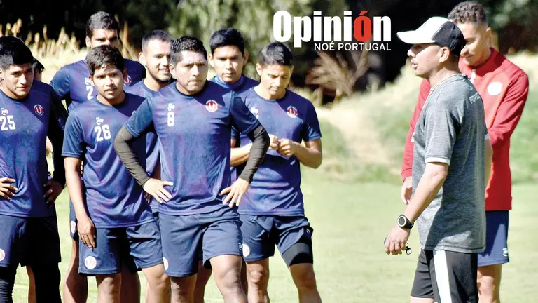 Pablo Godoy prepara un entrenamiento de Universitario de Vinto. NO&Eacute; PORTUGAL