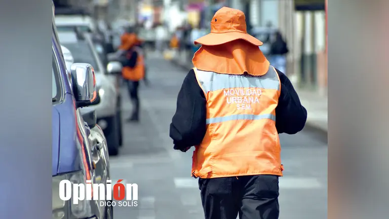 Un funcionario del SEM en una calle del centro. DICO SOL&Iacute;S