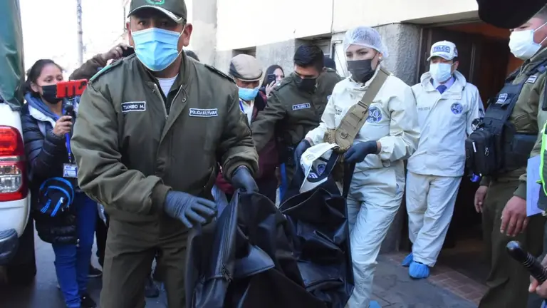 Efectivos policiales sacan los cuerpos de dos hermanitos v&iacute;ctimas de infanticidio, en La Paz. APG
