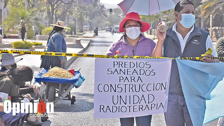 La protesta de pacientes y familiares con c&aacute;ncer, este 30 de agosto. DICO SOL&Iacute;S