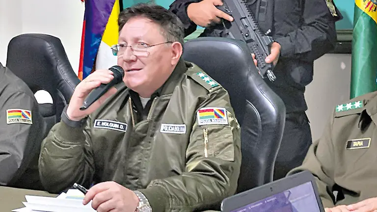 El comandante de la Polic&iacute;a de Santa Cruz, Erick 
Holgu&iacute;n, durante una conferencia de prensa. OPINI&Oacute;N
