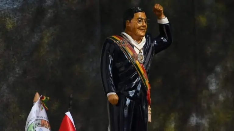 El tallado en madera del presidente, Luis Arce, que los reos de Palmasola realizaron en el marco de la Feria Productiva de Recintos Penitenciarios. R&Eacute;GIMEN PENITENCIARIO