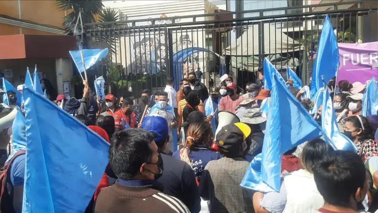 Seguidores del alcalde Manfred Reyes Villa, realizan una vigilia en puertas del Juzgado, mientras se realiza la audiencia por el caso de represa Quecoma. MARCELO SANDOVAL