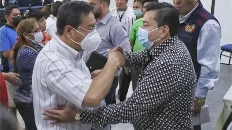 El presidente Luis Arce (i) con el alcalde de Santa Cruz, Jhonny Fern&aacute;ndez. TWITTER