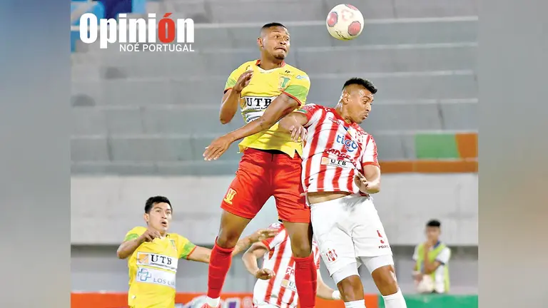 Wesley da Silva (i) y David D&iacute;az (d) pugnan una pelota a&eacute;rea, durante el partido en que Las Fieras superaron al Inde. NO&Eacute; PORTUGAL