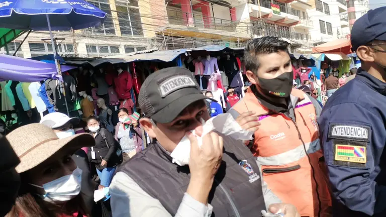 El intendente de la Alcald&iacute;a de Cochabamba, Enrique Navia,  cubre su nariz, tras el cabezazo que recibi&oacute; de un transe&uacute;nte en la calle Tarata. DICO SOL&Iacute;S