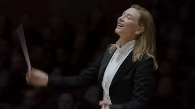 Cate Blanchett como directora de orquesta en "Tar".       EFE