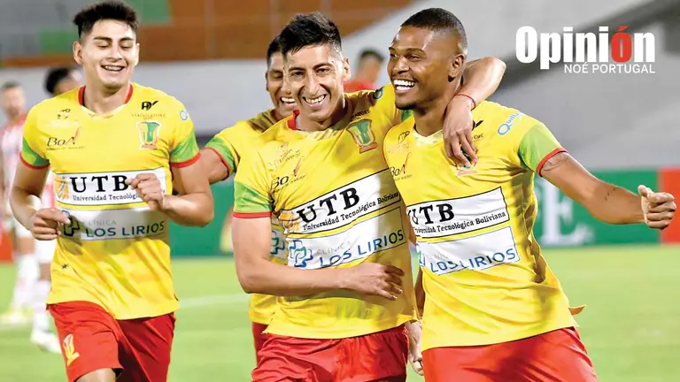 Wesley da Silva celebra un gol con sus compañeros de Palmaflor. NOÉ PORTUGAL
