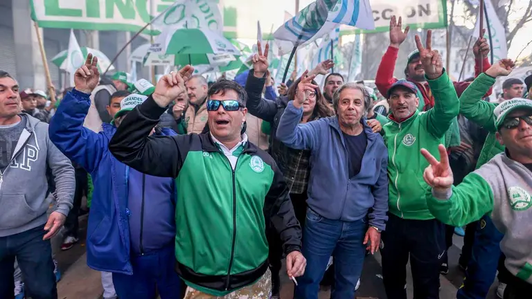 Miles de personas se manifiestan hoy en apoyo a la vicepresidenta argentina Cristina Fernández de Kirchner tras el atentado en su contra, en la Plaza de Mayo en Buenos Aires. EFE