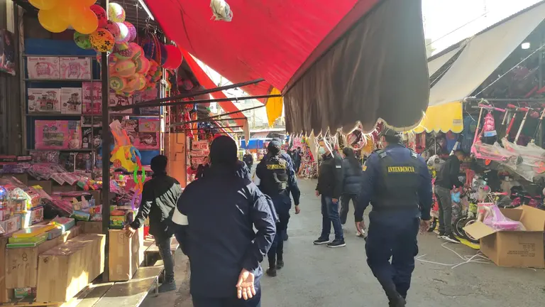 Guardias de la Intendencia Municipal realizan el despeje de v&iacute;as en el sector de venta de juguetes de la calle Angostura. INTENDENCIA