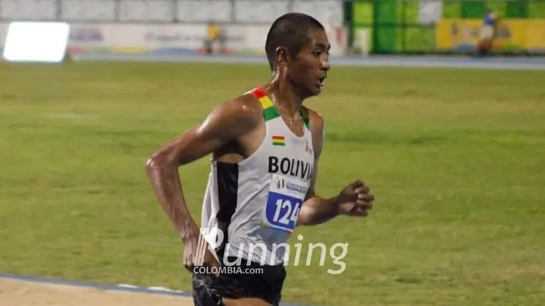 Basco Vidal, en plena contienda en la Media Marat&oacute;n de Medell&iacute;n. RUNNING COLOMBIA