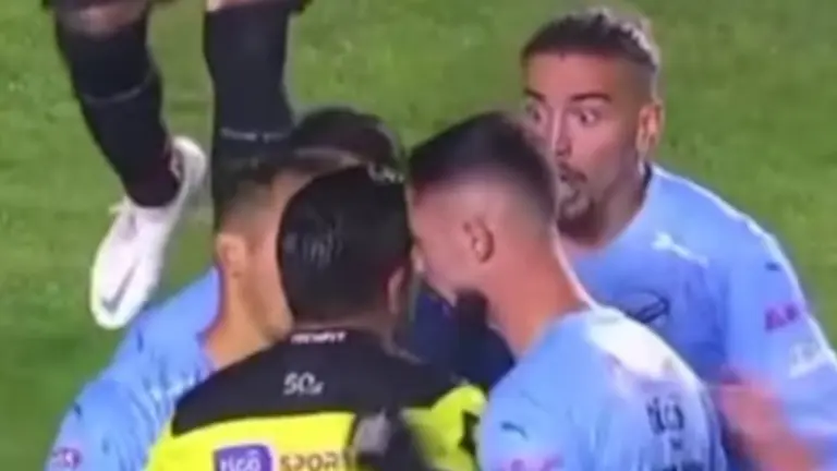 Bruno S&aacute;vio jugador de Bolivar, encarando de forma agresiva al &aacute;rbitro.