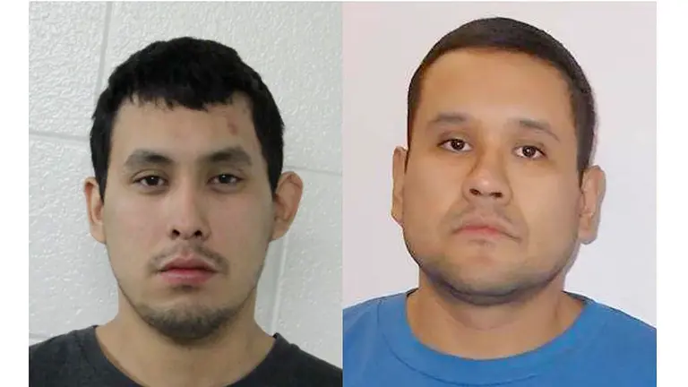 Fotograf&iacute;a cedida por la Polic&iacute;a Montada de Canad&aacute; en la que se registr&oacute; a Damien Sanderson (i) y Myles Sanderson (d), sospechosos de perpetrar con arma blanca este domingo la masacre de al menos diez personas. EFE