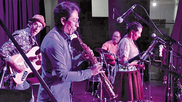 La agrupaci&oacute;n Aymuray en su presentaci&oacute;n, anoche en el teatro Adela Zamudio. DICO SOL&Iacute;S