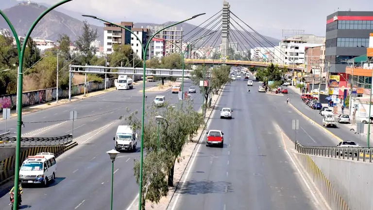 Un tramo de la avenida Blanco Galindo, en Cochabamba. DICO SOLIS