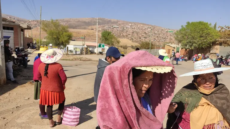 Un grupo de personas interrumpe la inspecci&oacute;n en K'ara K'ara. NO&Eacute; PORTUGAL