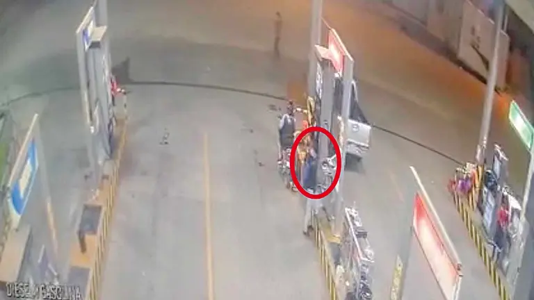 C&aacute;mara de vigilancia capta al hombre que rob&oacute; un surtidor de Cochabamba. CAPTURA VIDEO