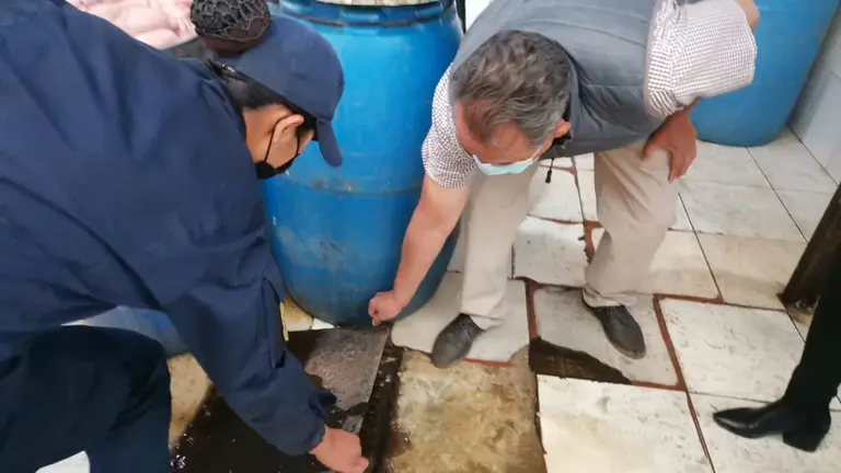 Personal de la Intendencia municipal realiza la inspecci&oacute;n del desag&uuml;e en el mercado Calatayud. INTENDENCIA