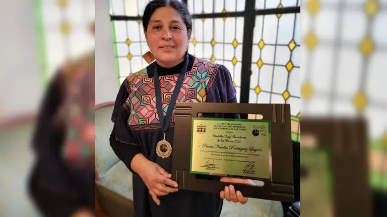 La boliviana Paura Rodr&iacute;guez, con el galard&oacute;n que obtuvo en M&eacute;xico. GENTILEZA