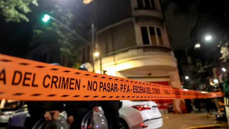 Vista de una cinta policial que delimita el acceso al domicilio de la vicepresidenta argentina, Cristina Fernández de Kirchner, en Buenos Aires. EFE