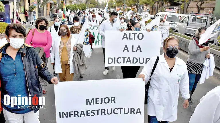 M&eacute;dicos en una marcha por el Casco Viejo de Cochabamba. DICO SOL&Iacute;S