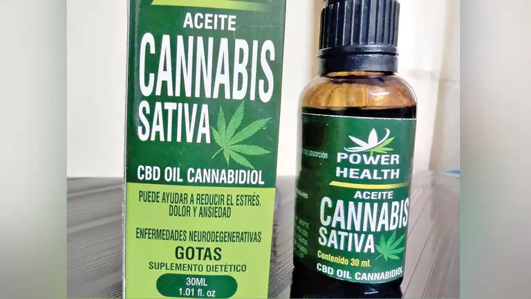 Producto que se vende como aceite de cannabis en ferias ilegales./ MARIELA COSSIO