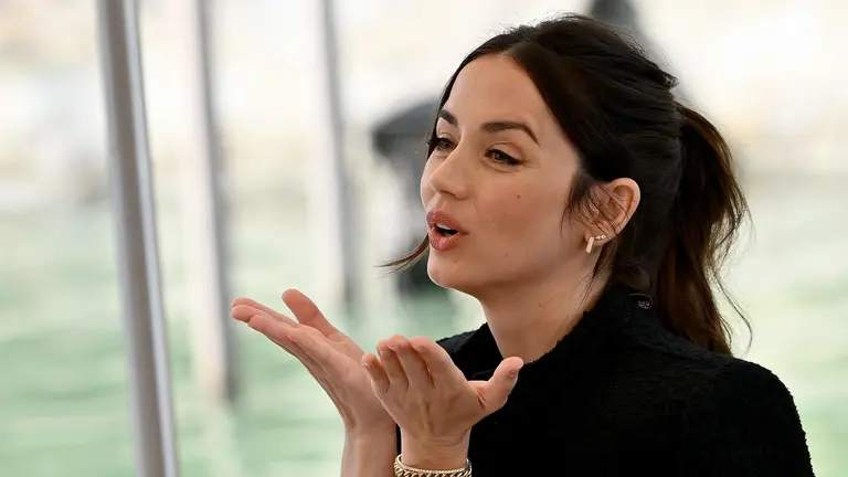 Ana de Armas durante su llegada al Festival de Venecia.   EFE