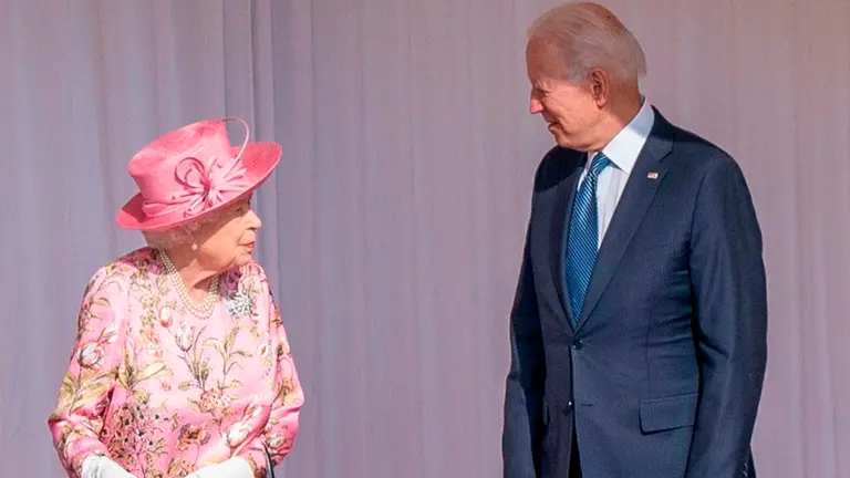 La reina Isabel II junto a Joe Biden, presidente de Estados Unidos. EFE