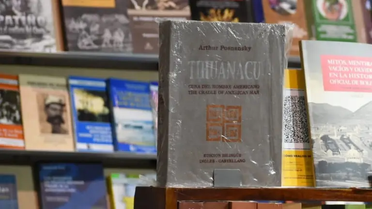 El libro "Tihuanacu" de Arthur Posnansky.          DICO SOL&Iacute;S
