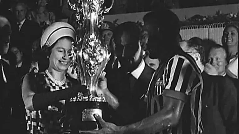 Pel&eacute; junto a la Reina Isabel II, en Rio de Janeiro. ARCHIVOS DE PEL&Eacute;