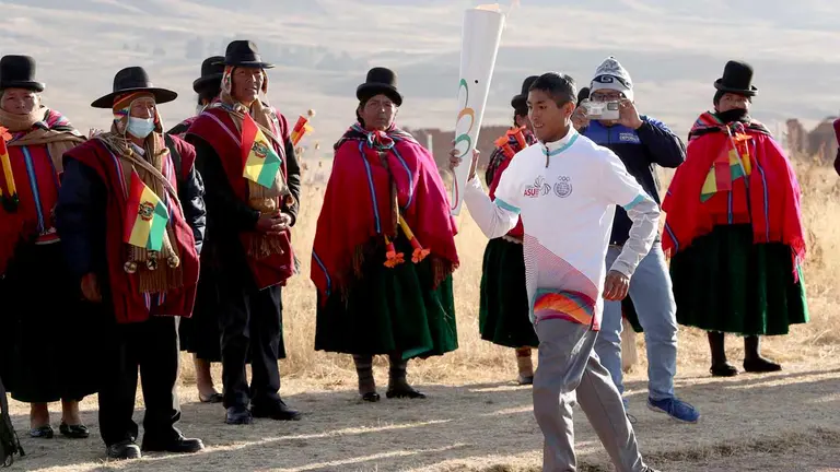 El destacado atleta Vidal Basco lleva la antorcha por el complejo arqueológico de Tiahuanaco. EFE
