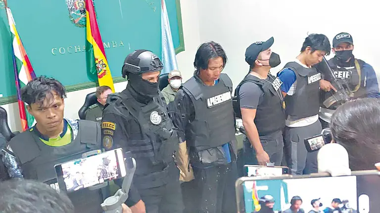 Polic&iacute;a presenta a los tres implicados en el asesinato del adolescente que trabajaba como guardia de seguridad. CORTES&Iacute;A