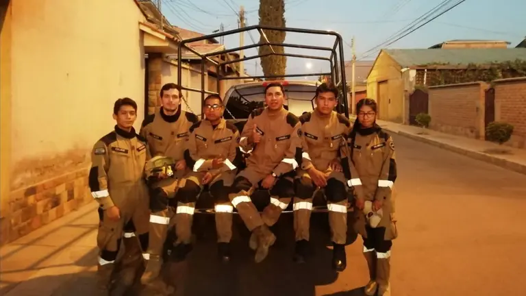 Bomberos voluntarios del grupo La Resistencia antes de partir a combatir los incendios en Santa Cruz. LA RESISTENCIA