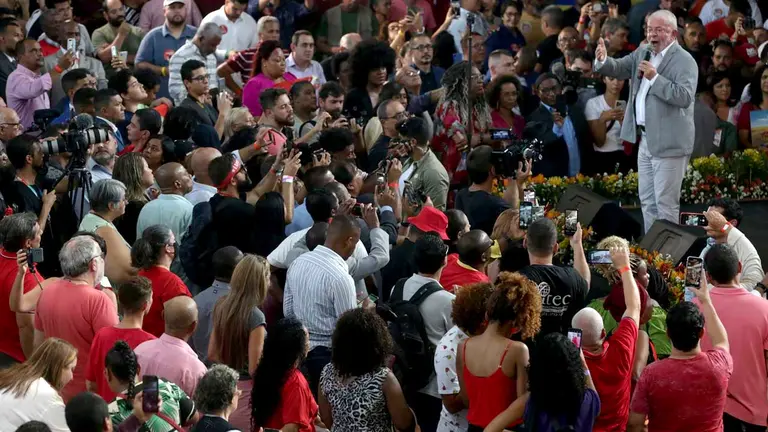 El expresidente y actual candidato a la presidencia de Brasil Luiz Inácio Lula da Silva, asiste hoy a un encuentro con evangélicos en São Gonçalo, Río de Janeiro. EFE