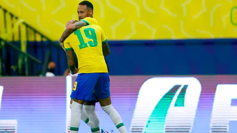 Raphinha (abajo) de Brasil celebra con su compañero Neymar, en una fotografía de archivo. EFE