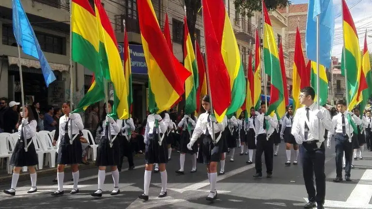 Un desfile de a&ntilde;os anteriores en Cochabamba. DICO SOL&Iacute;S