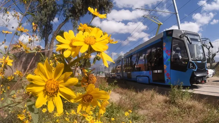 Una de las unidades del Tren Metropolitano de Cochabamba, durante una prueba. DICO SOL&Iacute;S