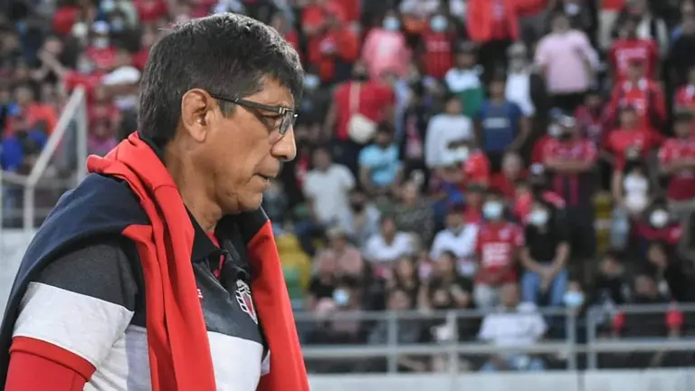 El estratega Alberto Illanes, de Wilster, tras la derrota por 0-3 en manos del Tigre. DICO SOL&Iacute;S