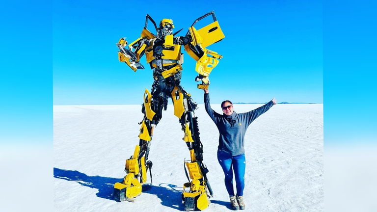 Turista posa junto a una de las esculturas de Rodrigo Llampa. FACEBOOK
