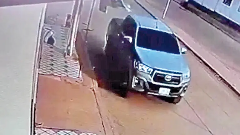 Un veh&iacute;culo huye del lugar tras el asesinato de una persona en San Mat&iacute;as, Santa Cruz. ERBOL