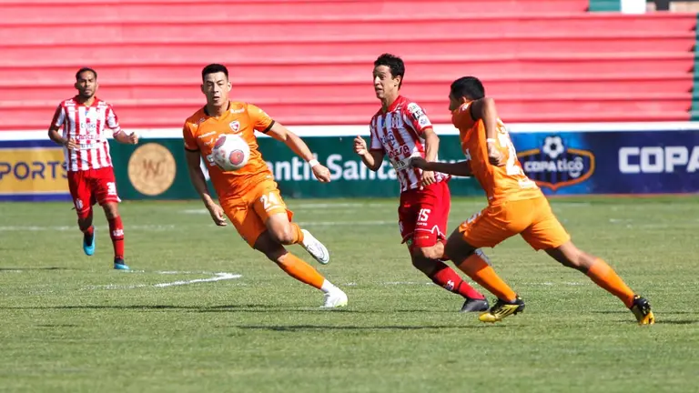 Una jugada del 3-0 con que Pari sucumbi&oacute; ante el Inde. Fue el &uacute;ltimo partido de Andrada. APG