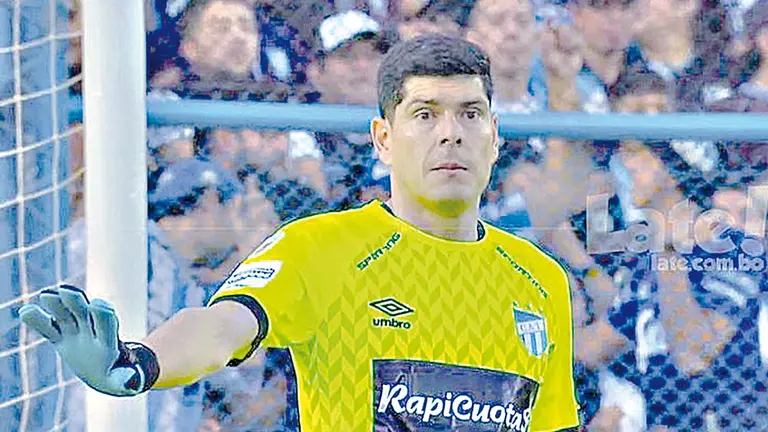 Carlos Lampe, en un partido con Atl&eacute;tico Tucum&aacute;n. LATE.COM