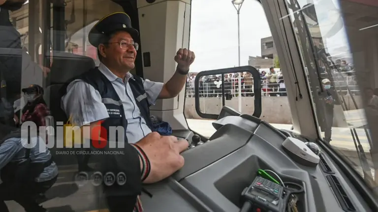 El presidente Luis Arce conduce el Tren Metropolitano de Cochabamba, en su viaje inaugural que atraves&oacute; la avenida 6 de Agosto. DICO SOL&Iacute;S