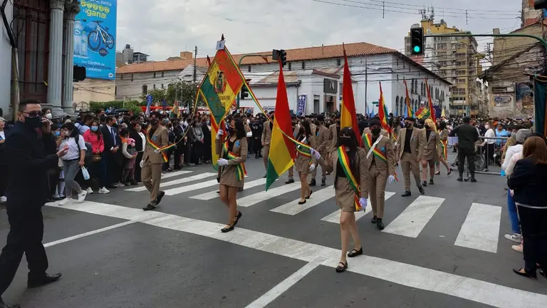 Estudiantes, en el desfile escolar por el aniversario de Cochabamba. RICARDO AGUILAR